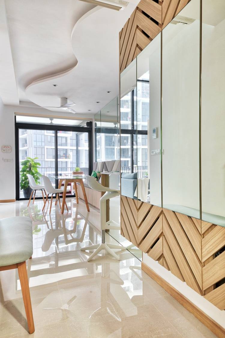 moderne loftslejlighed lyse møbler marmorgulv lyst sildbensmønster