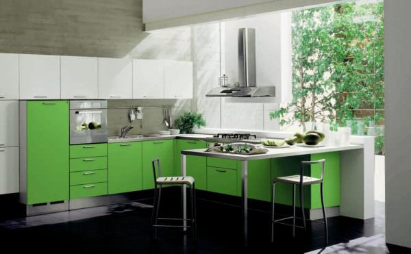عندما تكون الجدران الخضراء في المطبخ ، أو أثاث بلون مشابه ، أو الأول فقط ، أو الثاني ، فإن اللون يعتبر اللون الرئيسي.
