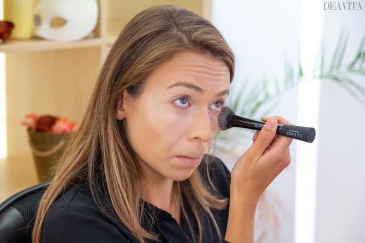 Zombie make-up instruktioner blander concealer pulver