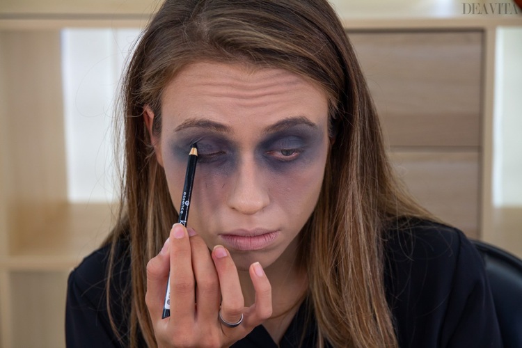Zombie make-up anvender sort kohl øjenskygge