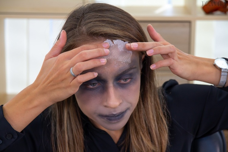 Zombie påfører makeup på et stykke køkkenpapir, der fastgør panden