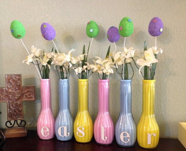 Påskedekoration laver selv vaser-flasker-gul-blå-pink-påskeæg